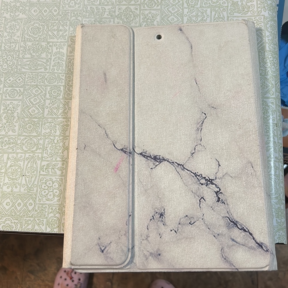 This a iPad case you can prop it up with any of the lines and the inside